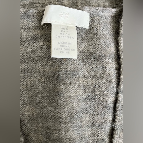 H&M Women’s Gray, Pearl, Cropped Cardigan Sweater, 3 Fabric Buttons; Size Small - Picture 3 of 9